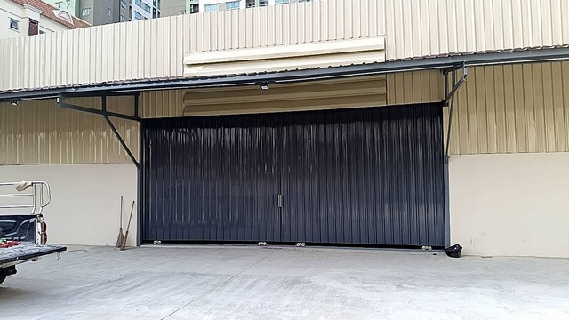 สร้างใหม่ พร้อมใช้งานมีห้องน้ำมีออฟฟิศด้านหน้ามีลานจอดรถขนาด 600