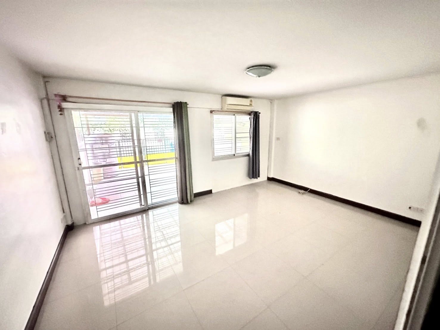 ขายบ้านเดี่ยว 2 ชั้น ในซอยหมู่บ้านสมอโพรง เป็นชุมชน