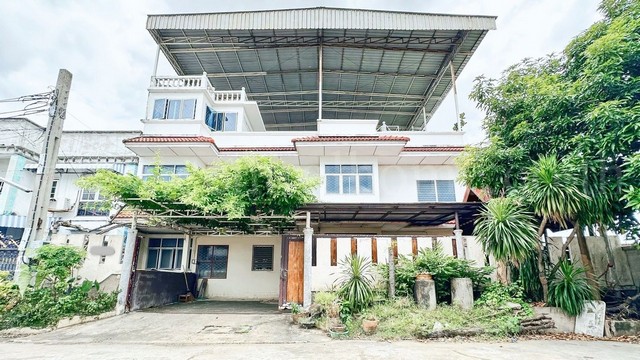 ทาวน์เฮ้าส์ 3 ชั้น ซอยเอกชัย 135 ตีทะลุ 2 คูหา มีดาดฟ้า หลังริม