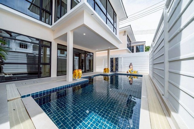 บ้านสไตล์โมเดิร์นทำเลดีในพัทยา บ้านพูลวิลล่าส่วนตัว ซอย กอไผ่