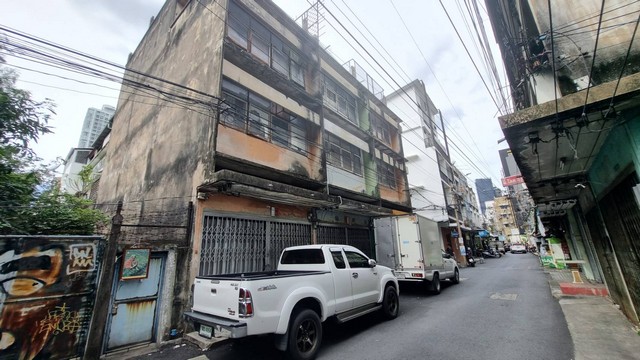 ขายอาคารพาณิชย์บางรัก 3 ชั้น 2 คูหา ใกล้ BTS ศาลาแดง ราคา 20 ล้าน