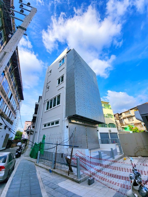 MRT แยกลำสาลี 800 ม.ให้เช่าอาคารพาณิชย์ 3 คูหา 4.5 ชั้น ตีทะลุกัน