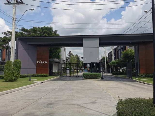 ให้เช่าทาวน์โฮม 2 ชั้น หลังมุม ม.เวิร์ฟ พระราม 9 พร้อมเฟอร์ฯ