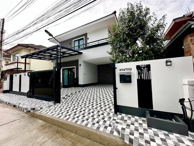 บ้านใหม่ให้เช่าใกล้หาดจอมเทียน อยู่ในหมู่บ้าน มีรปภ. มีสระส่วนกล