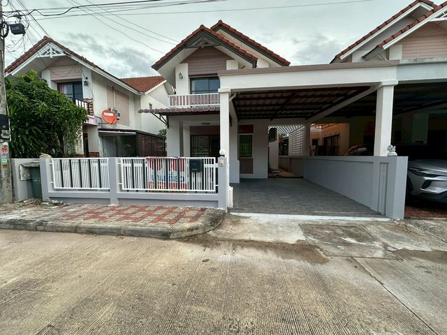 ขายบ้านแฝด หมู่บ้าน โฮมทาวน์ ศรีราชา หนองยายบู่ ฟรีโอน!