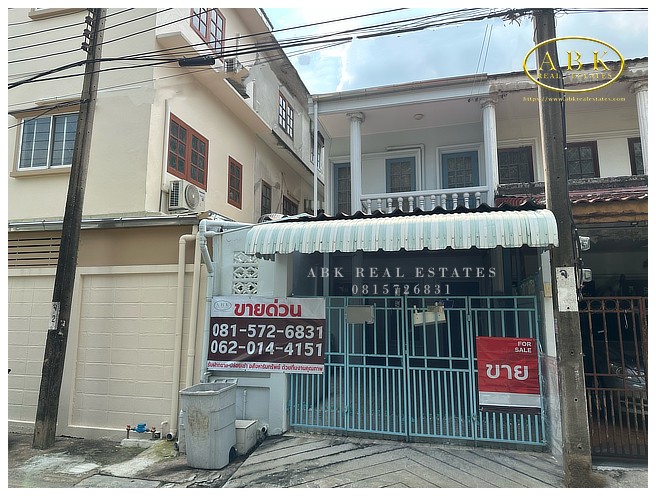 ขายด่วน : ทาวน์เฮ้าส์ หมู่บ้าน ปรางค์ทิพย์ ซอย ลาดพร้าว 95 4 ล้าน