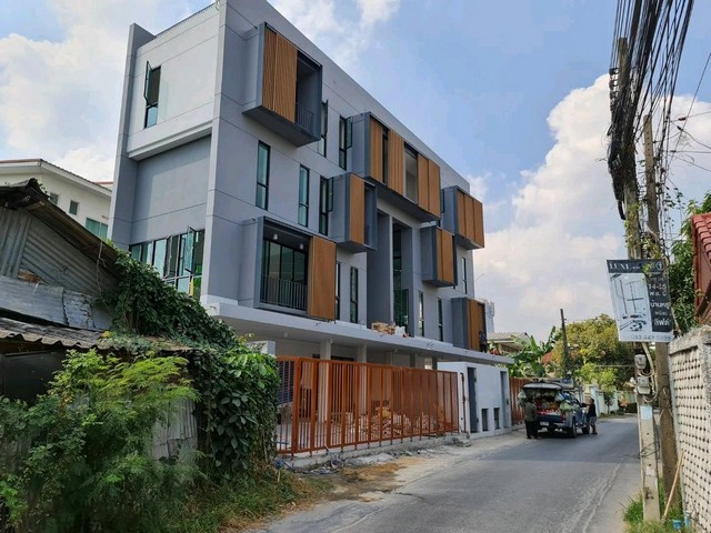 ให้เช่าอาคาร3.5ชั้นย่านรัชดาลาดพร้าวโชคชัย4ใกล้MRTลาดพร้าว