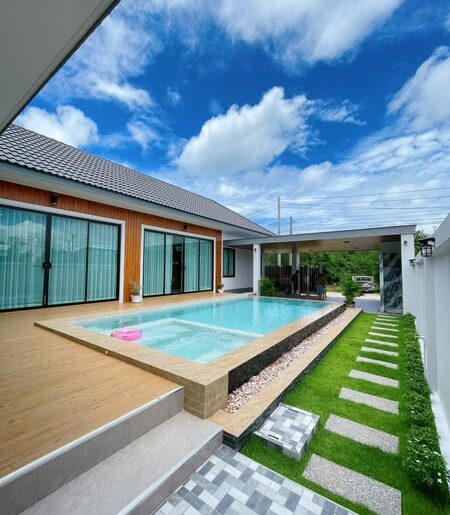 บ้านใหม่สไตล์พูลวิลล่าฝั่งทะเลบางเสร่มีสระว่ายน้ำ 3นอน4น้ำ2ที่จอด