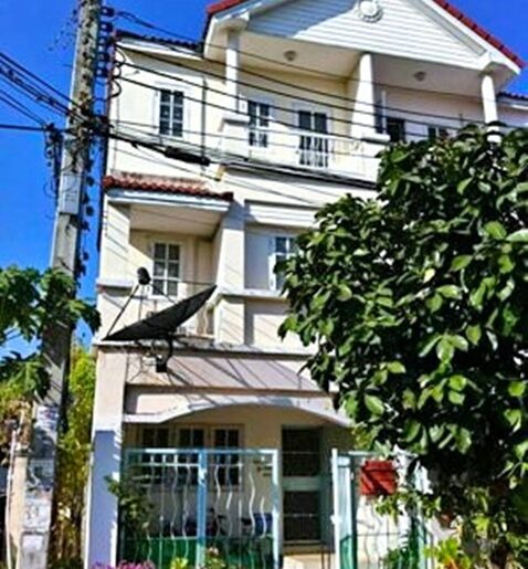 ทาวน์เฮาส์ 3 ซีคอนสแควร์ MRT สวนหลวง ร.9 1.2 กม.ศรีนครินทร์ 500ม