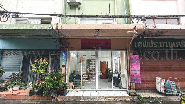 อาคารพาณิชย์ 3 ชั้นครึ่ง ติดรถไฟฟ้า MRT สถานีลาดพร้าว 101