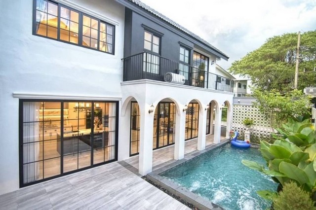 พูลวิลล่าสวย รีโนเวทใหม่ สไตล์อิงริช คอลเกรท หลังตลาดแม่เหียะ