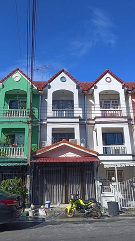 ทาวน์เฮ้าส์ 3 ชั้นราคาถูกพร้อมเฟอร์นิเจอร์เข้าอยู่ได้เลย ซอยสายไห