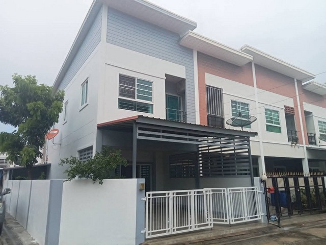 ทาวน์โฮมสองชั้น แปลงหัวมุม รีโนเวทใหม่ทั้งหลัง