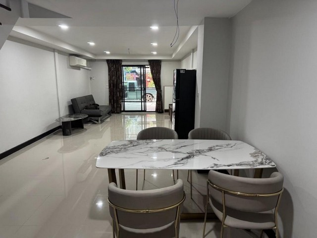 ให้เช่าทาวเฮ้าส์ 2 ชั้น 20 ตร.ว. ย่านห้วยขวาง รัชดา ใกล้ MRT ห้วย