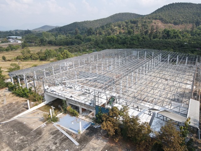 ขายด่วนโกดังลำพูน ที่ดิน 8-2-23 ไร่ อาคารใหญ่ ใกล้นิคม เพียง 25 ล