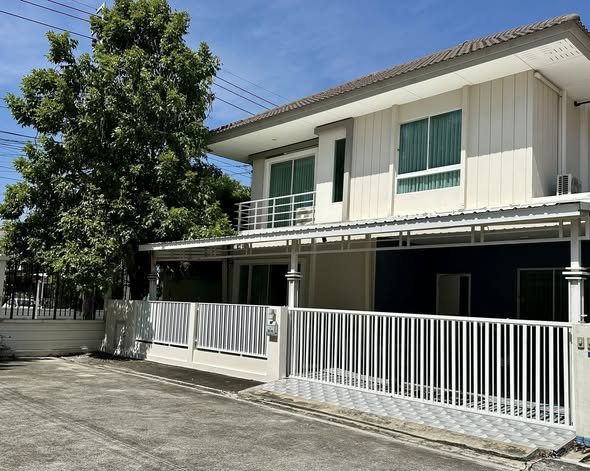 ให้เช่าบ้านเดี่ยวเจ วิลล่า แพรกษา 25,000 /เดือน ฟรีค่าส่วนกลาง!