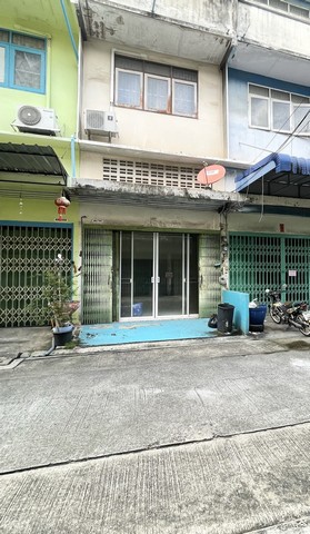 ขายด่วน ถูกมาก   อาคารพาณิชย์ 3.5 ชั้น ซอยวุฒากาศ 47 และ 53