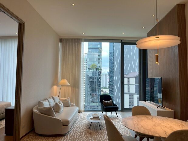 Designer Furnished Unit with Floor to Ceiling Views at Scope Lan