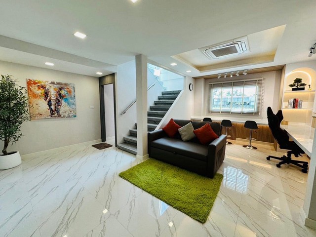 ให้เช่าบ้านพร้อมอยู่ หลังมุม300ตรม.ซ.รัชดาบ้านสวยตกแต่งเฟอร์นิเจอ