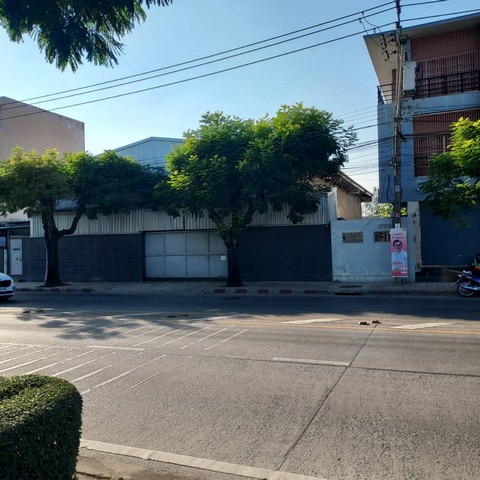 200 ตารางวา พื้นที่ใช้สอยรวม 800 ตารางเมตร ถนนสุขุมวิท 103