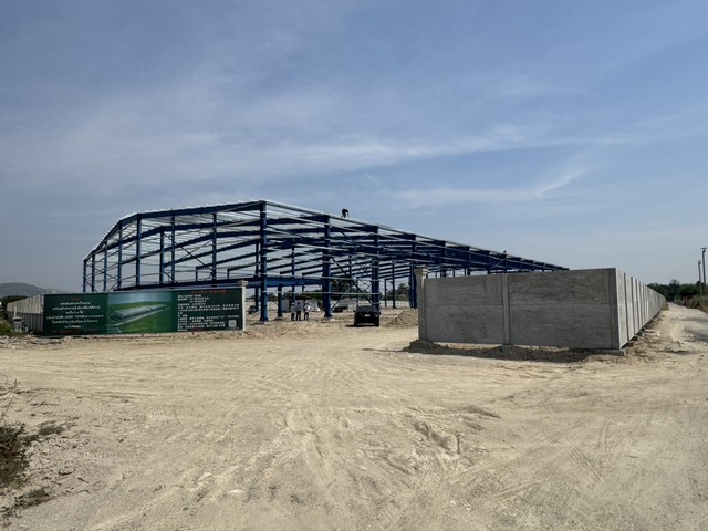 ห่างจากท่าเรือแหลมฉบัง 33 กิโลเมตร ห่างจากถนนหลวง 331 เพียง1.5 ก