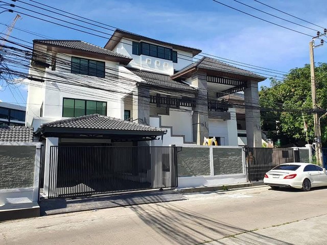 4.5 ชั้นขนาด 600 ตารางเมตร ศรีวรา Town in Town