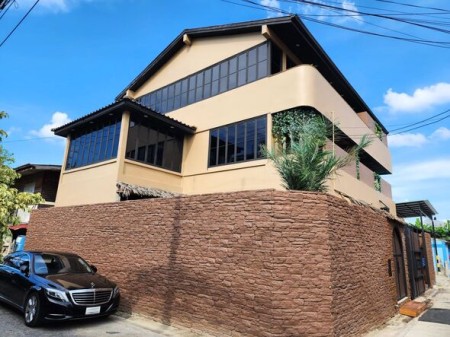 ขาย บ้าน ใกล้รถไฟฟ้าสายสีเหลือง บ้านพูลวิลล่าศรีนครินทร์ พูลวิลล่าสไตล์รีสอร์ทใกล้อ่อนนุช พร้อมบาร์วิวเมือง180องศา พูลวิลล่าสุดหรู3ชั้น